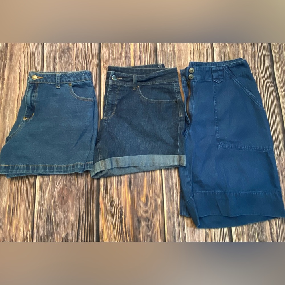 Lot/Bundle 14(W) Womens shorts. Good used condition Measurements are approximate